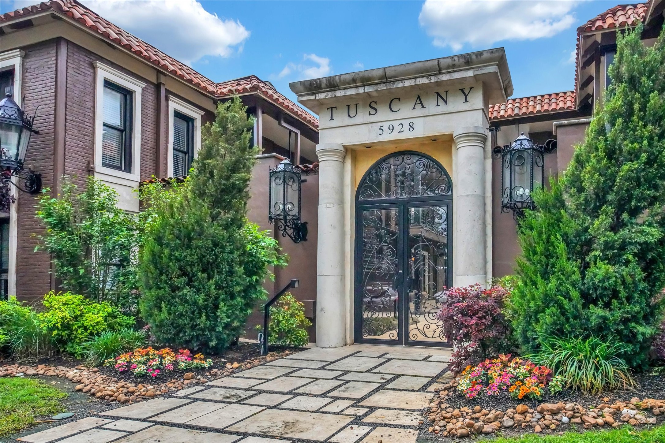 5926 Sandhurst Lane Dallas TX 75206