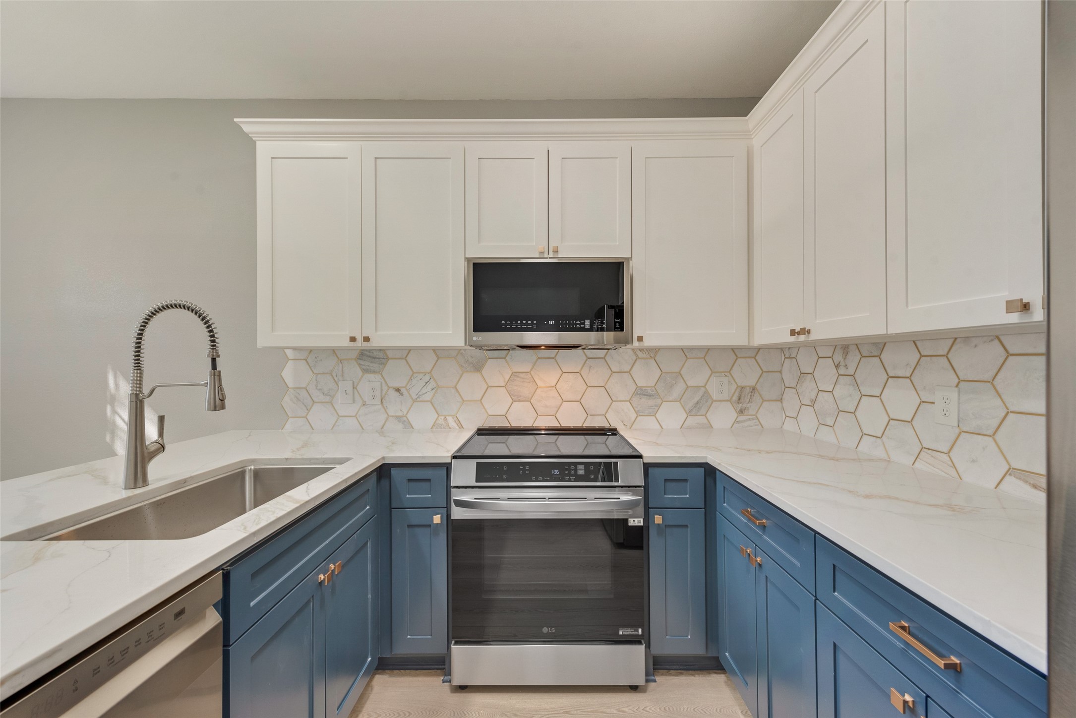 209 Cimarron Trail Irving TX 75063