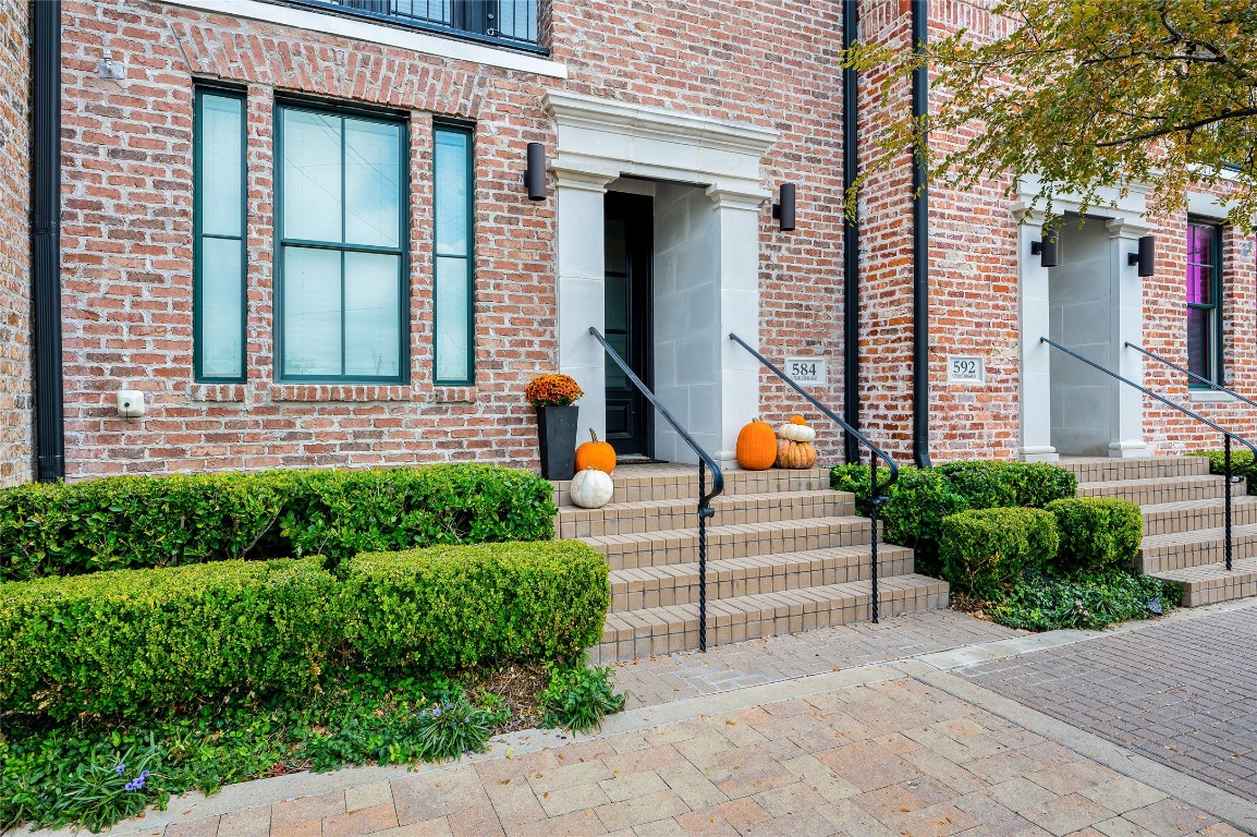 584 S Pearl Expressway Dallas TX 75201