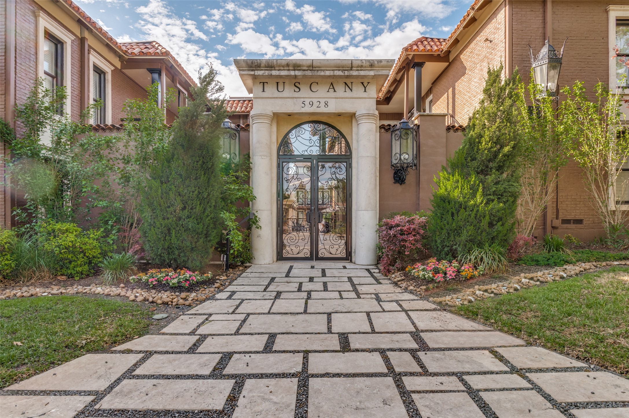 5930 Sandhurst Lane Dallas TX 75206
