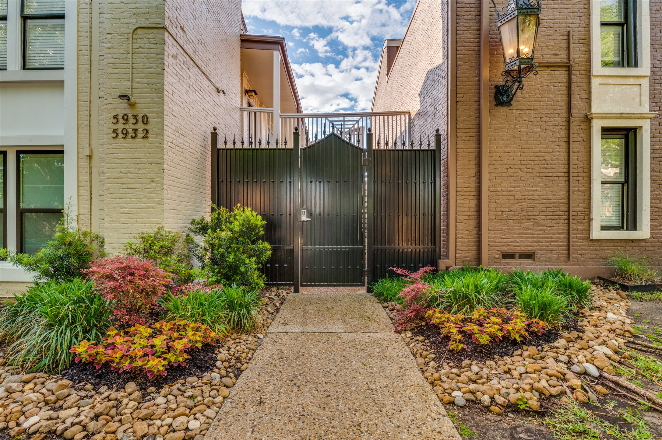 5930 Sandhurst Lane Dallas TX 75206