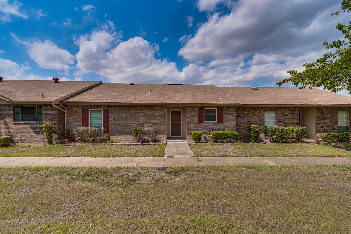 24 E Townhouse Lane Grand Prairie TX 75052