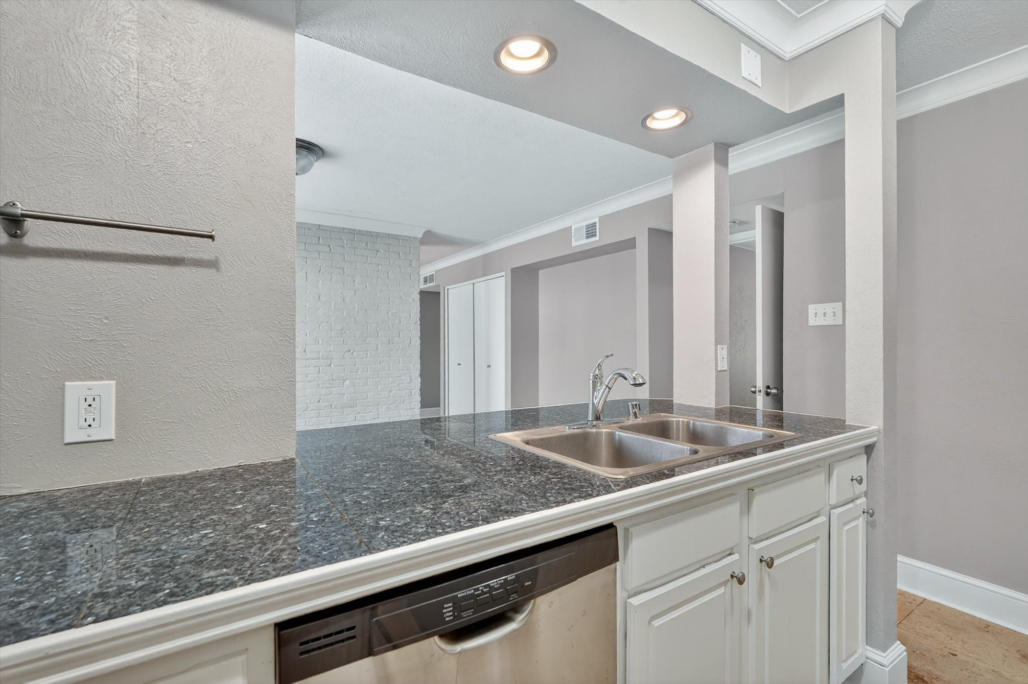 5932 Sandhurst Lane Dallas TX 75206