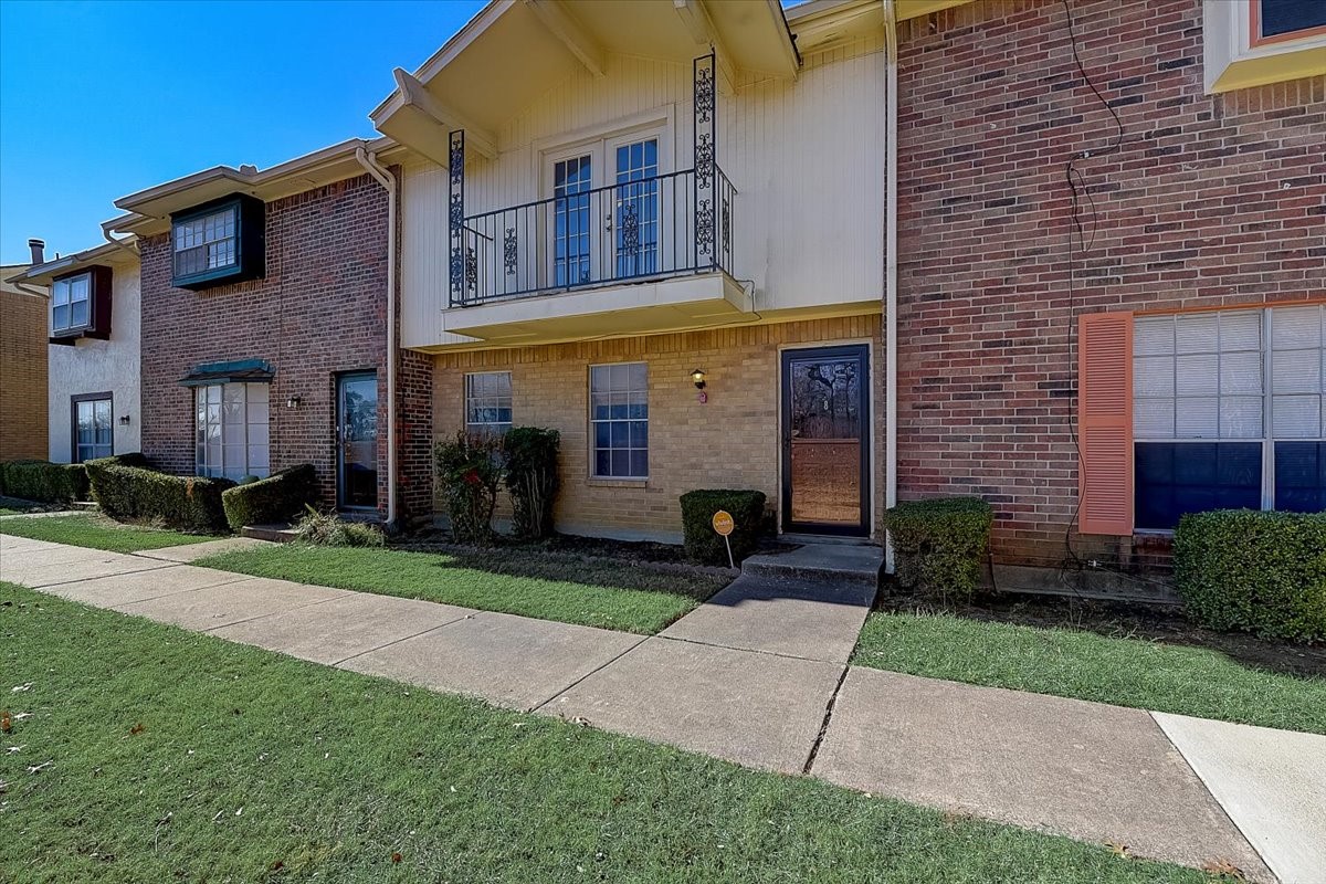 8 E Mountain Lane Grand Prairie TX 75052