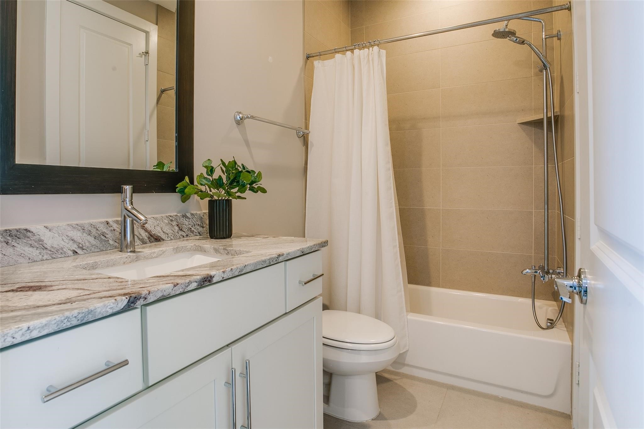 381 E Greenbriar Lane Dallas TX 75203
