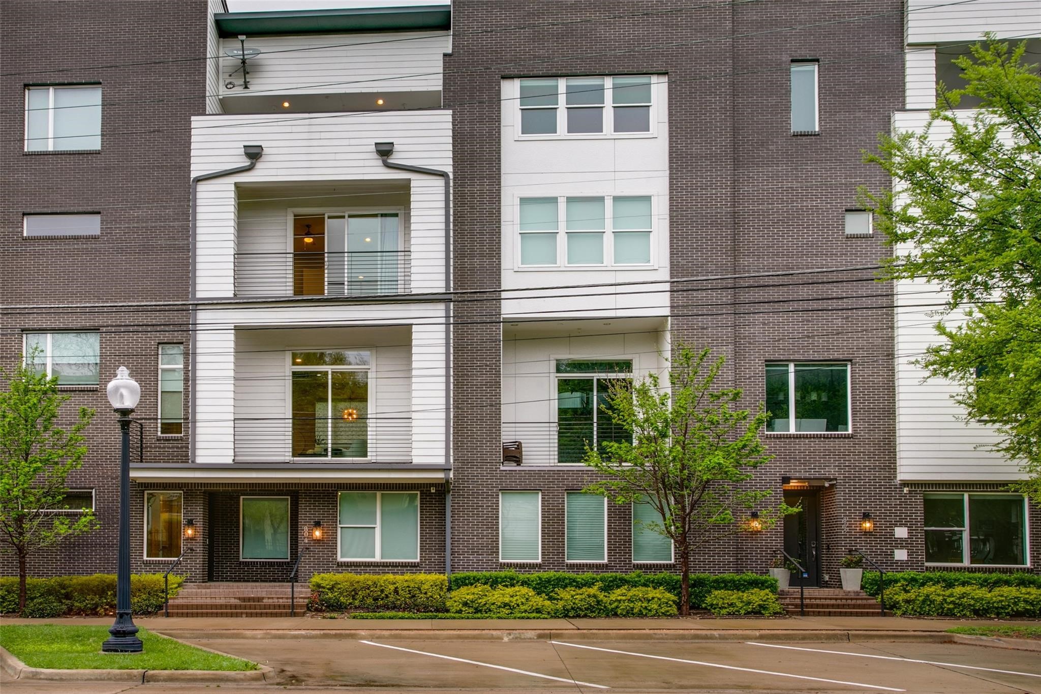 381 E Greenbriar Lane Dallas TX 75203