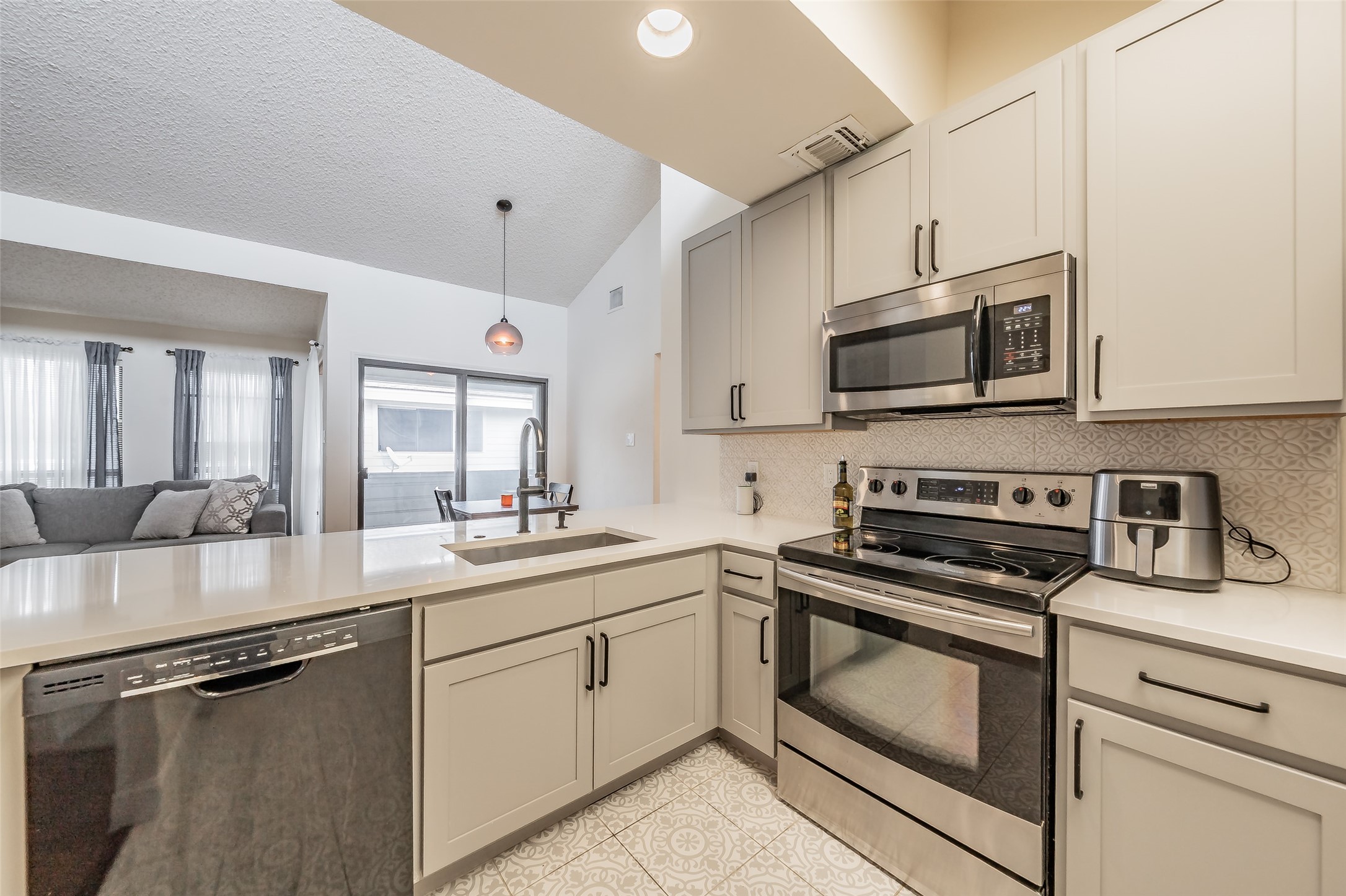 17490 Meandering Way Dallas TX 75252