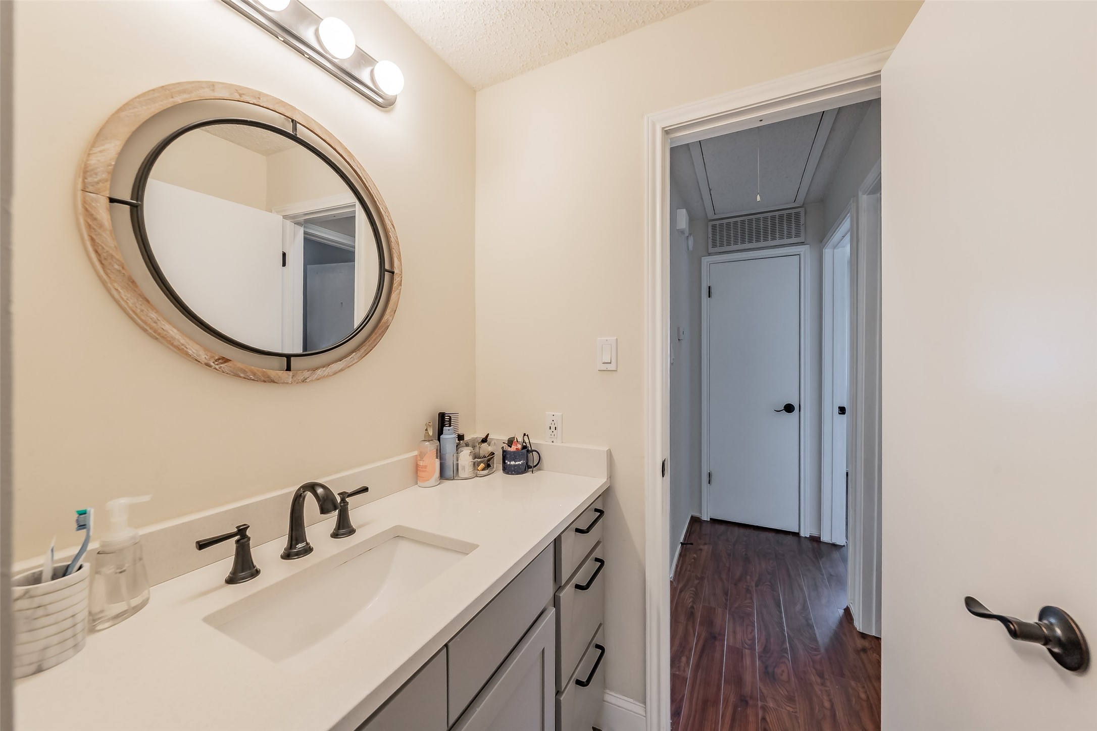 17490 Meandering Way Dallas TX 75252