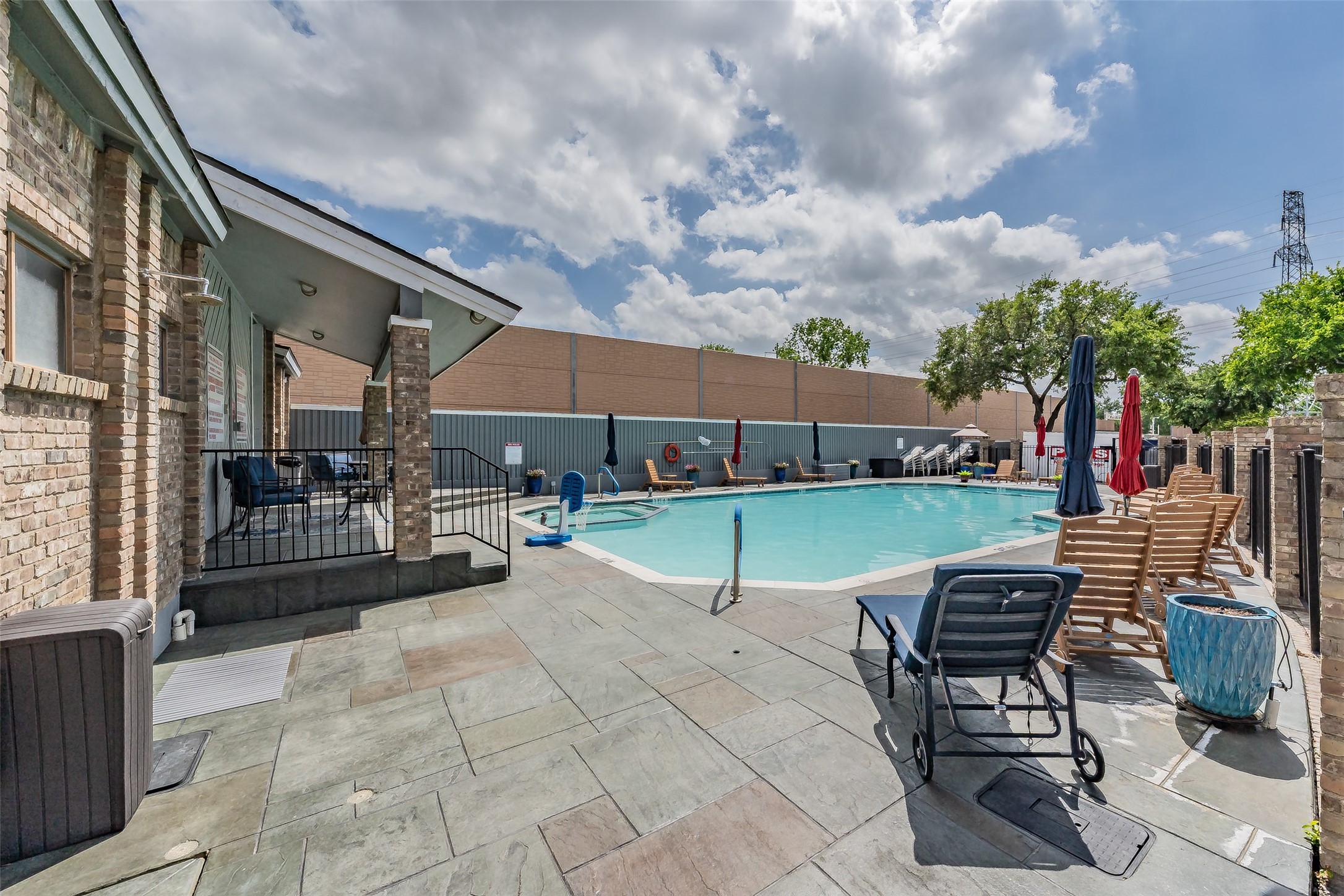 17490 Meandering Way Dallas TX 75252