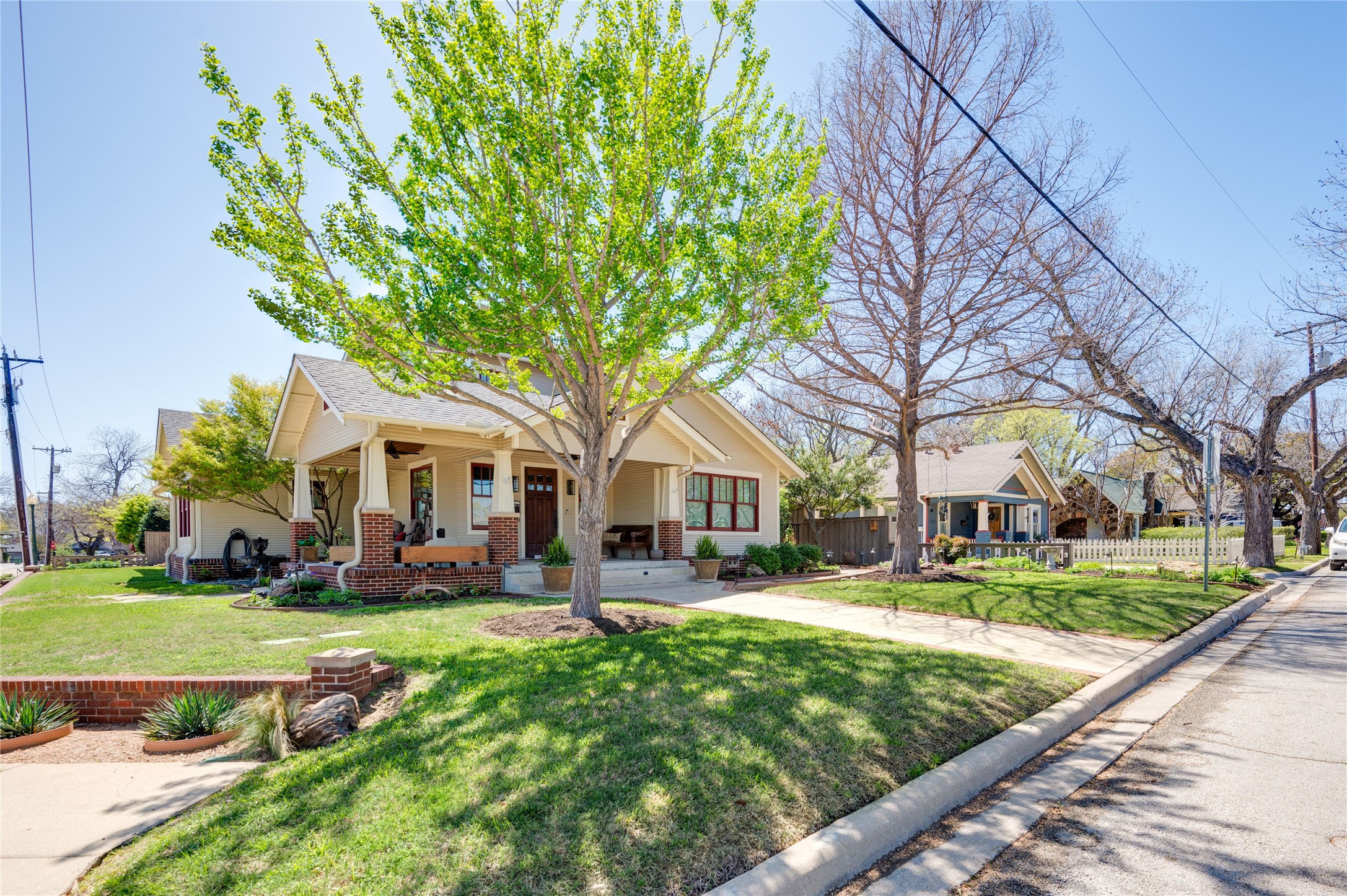 843 E Wall Street Grapevine TX 76051