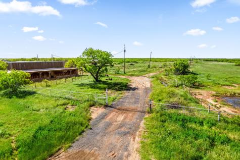 6213 Headquarters Road Iowa Park TX 76367