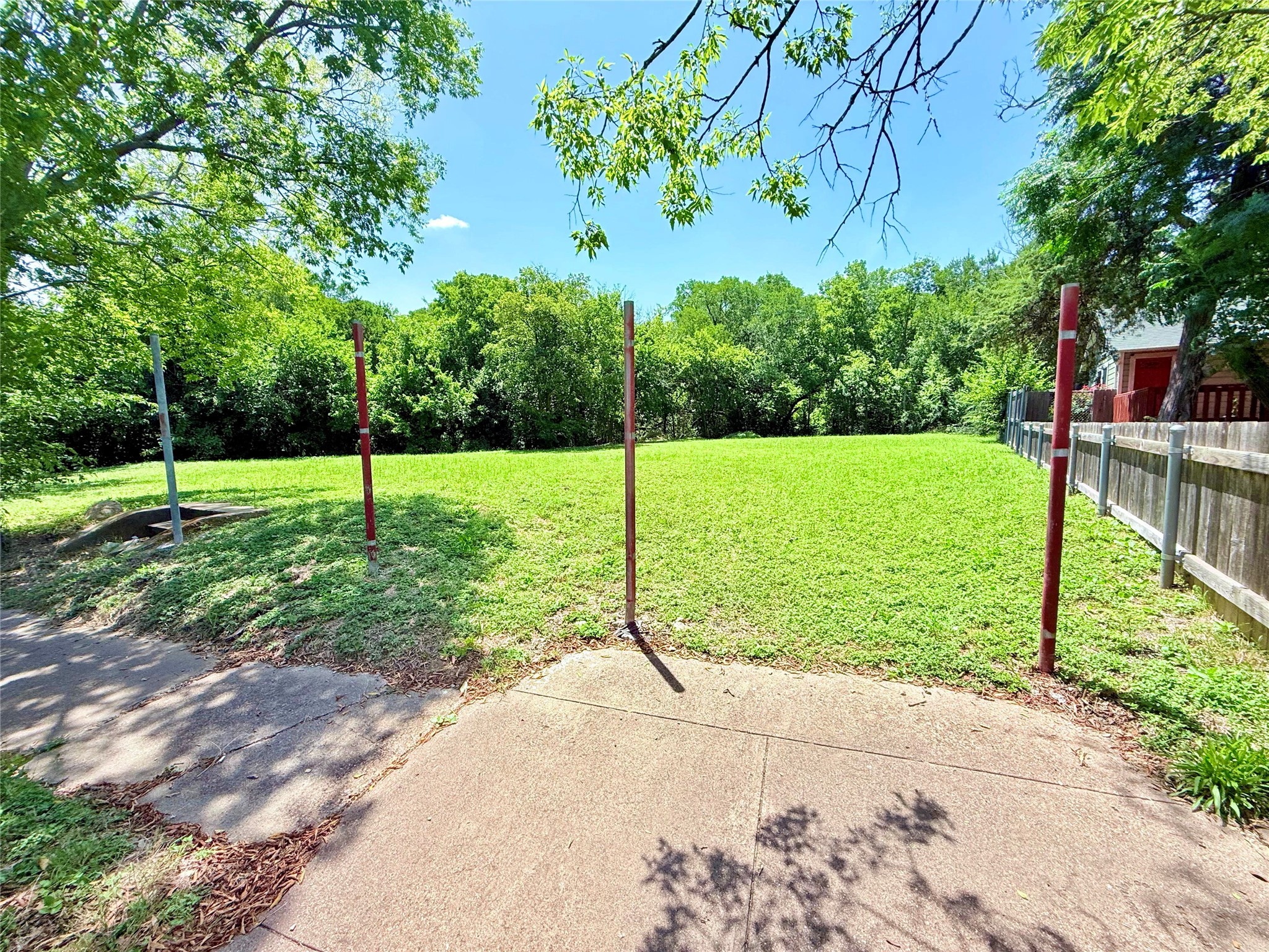 1216 W Clarendon Drive Dallas TX 75208
