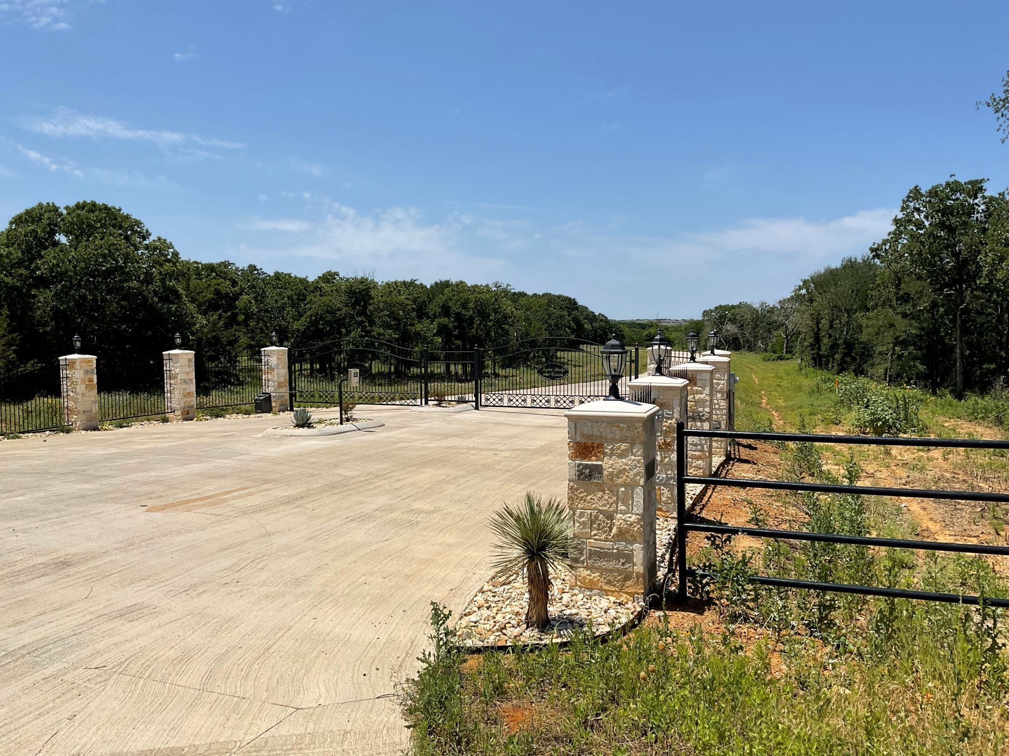 1657 Private Access 60200 Burleson TX 76028