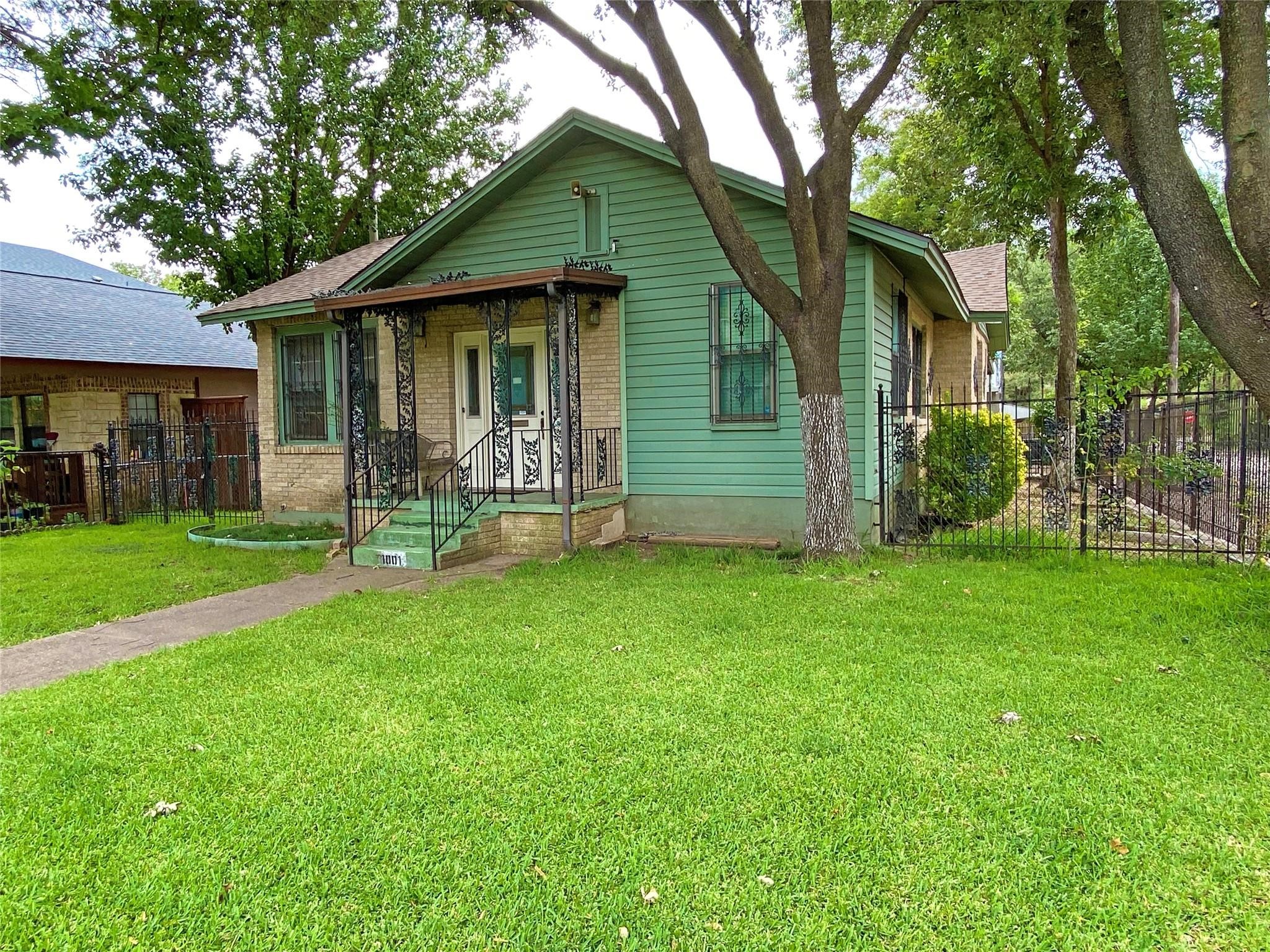 1001 Grandview Avenue Dallas TX 75223