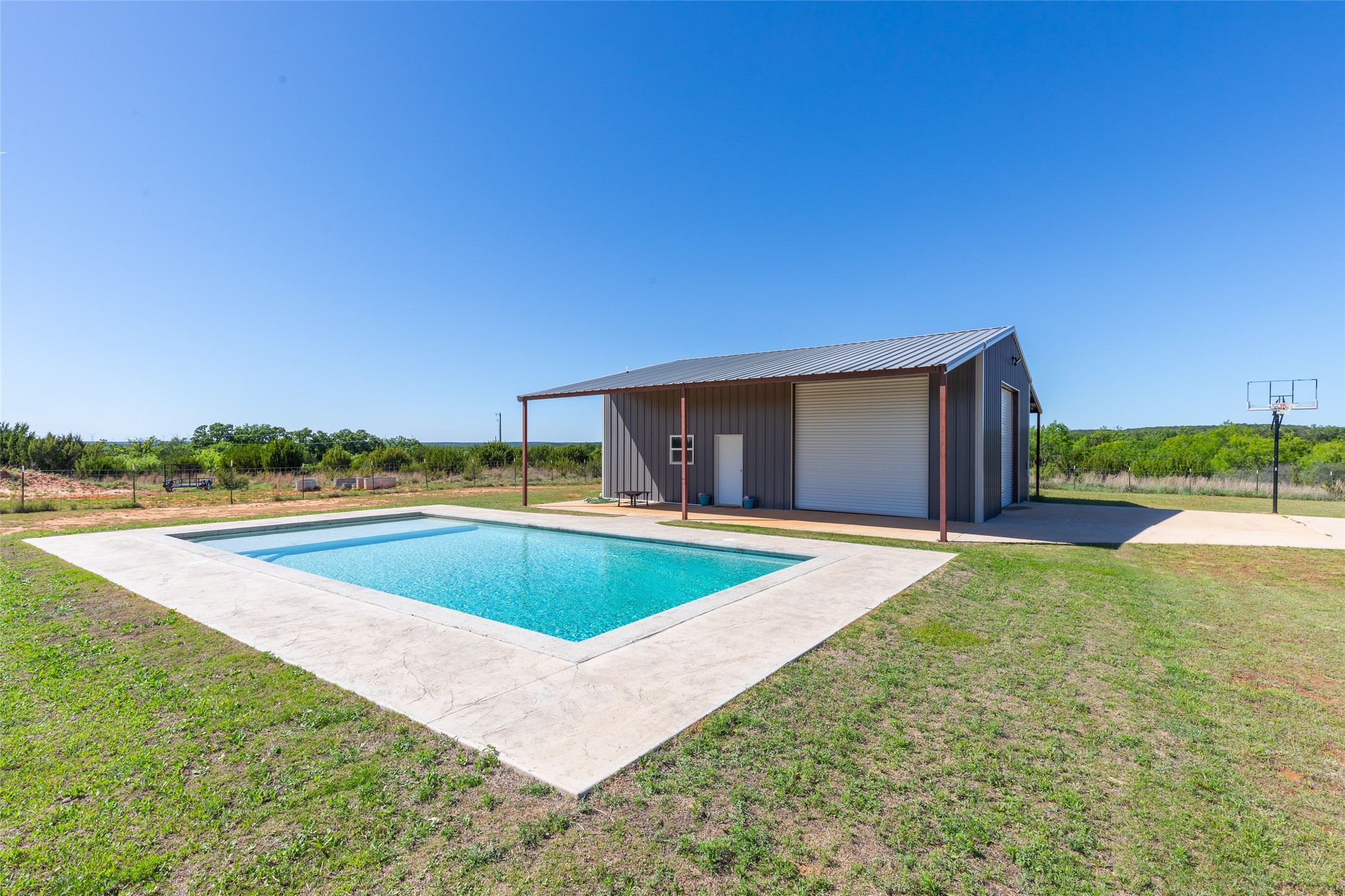 6922 Highway 83 Ovalo TX 79541