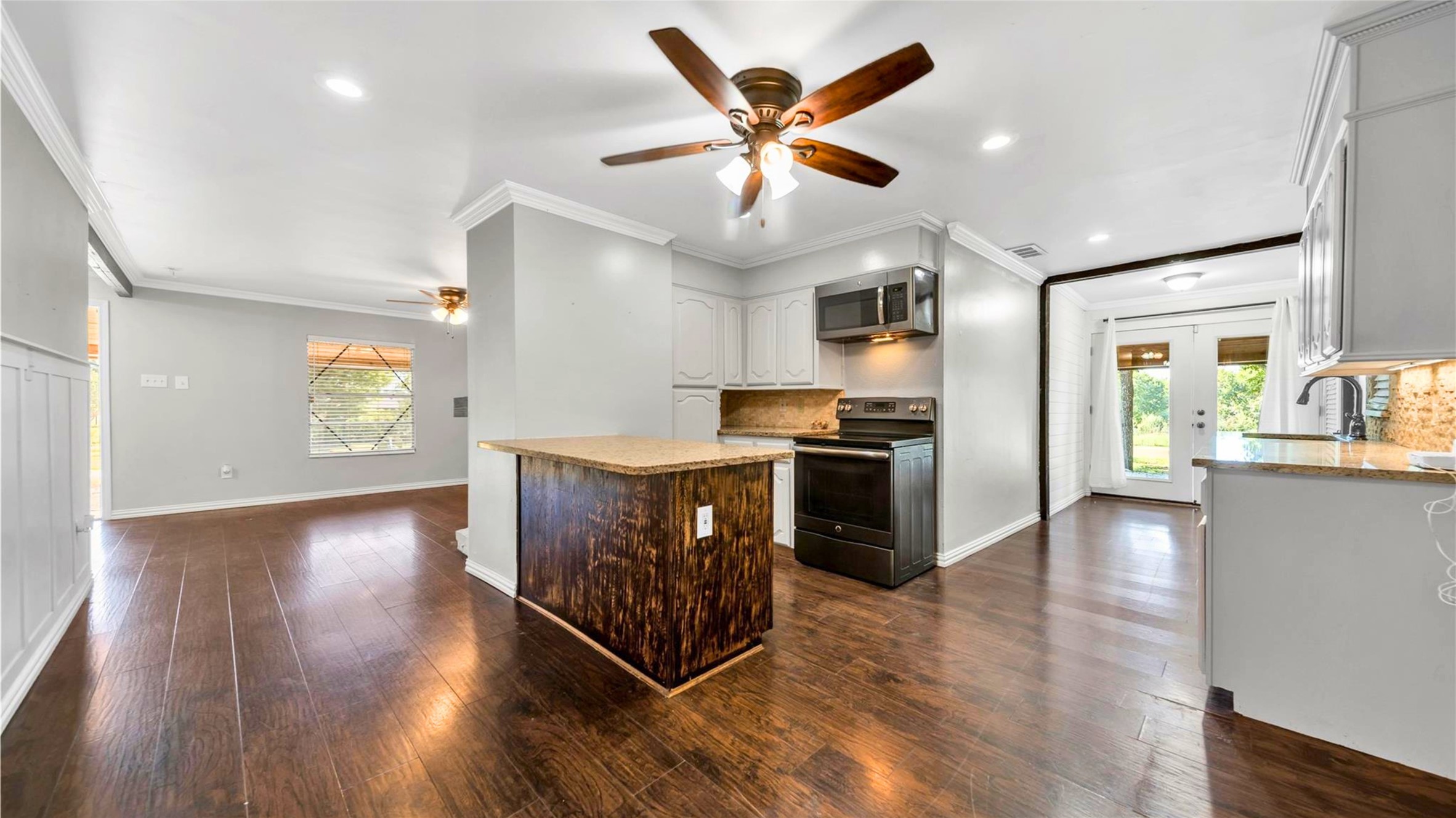1542 W Reindeer Lancaster TX 75146
