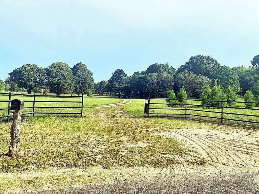 8031 County Road 4528 Palestine TX 75803