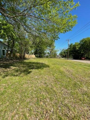 1011 E Houston Street Paris TX 75460