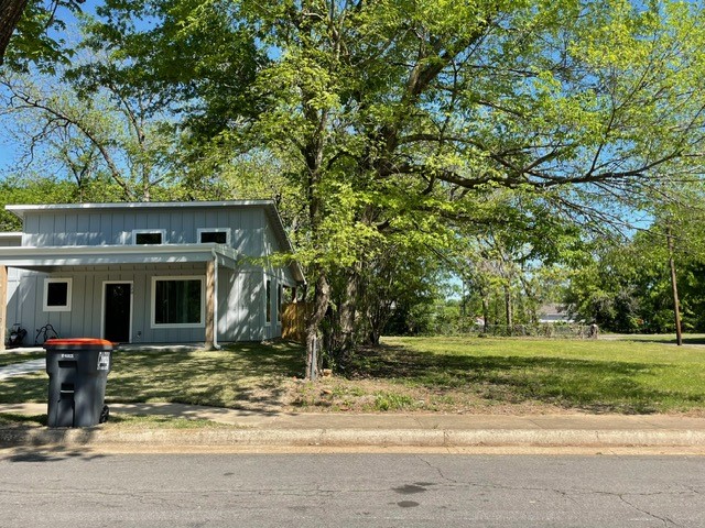 1011 E Houston Street Paris TX 75460