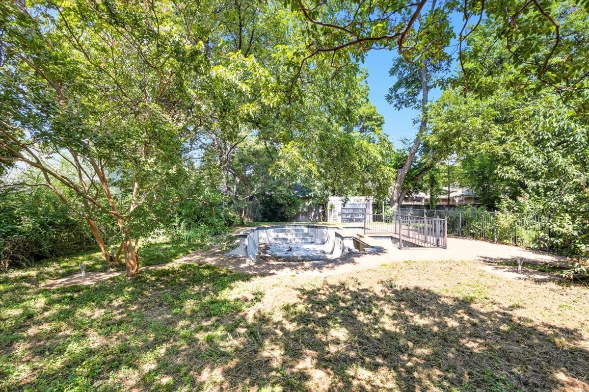 2328 Mistletoe Boulevard Fort Worth TX 76110
