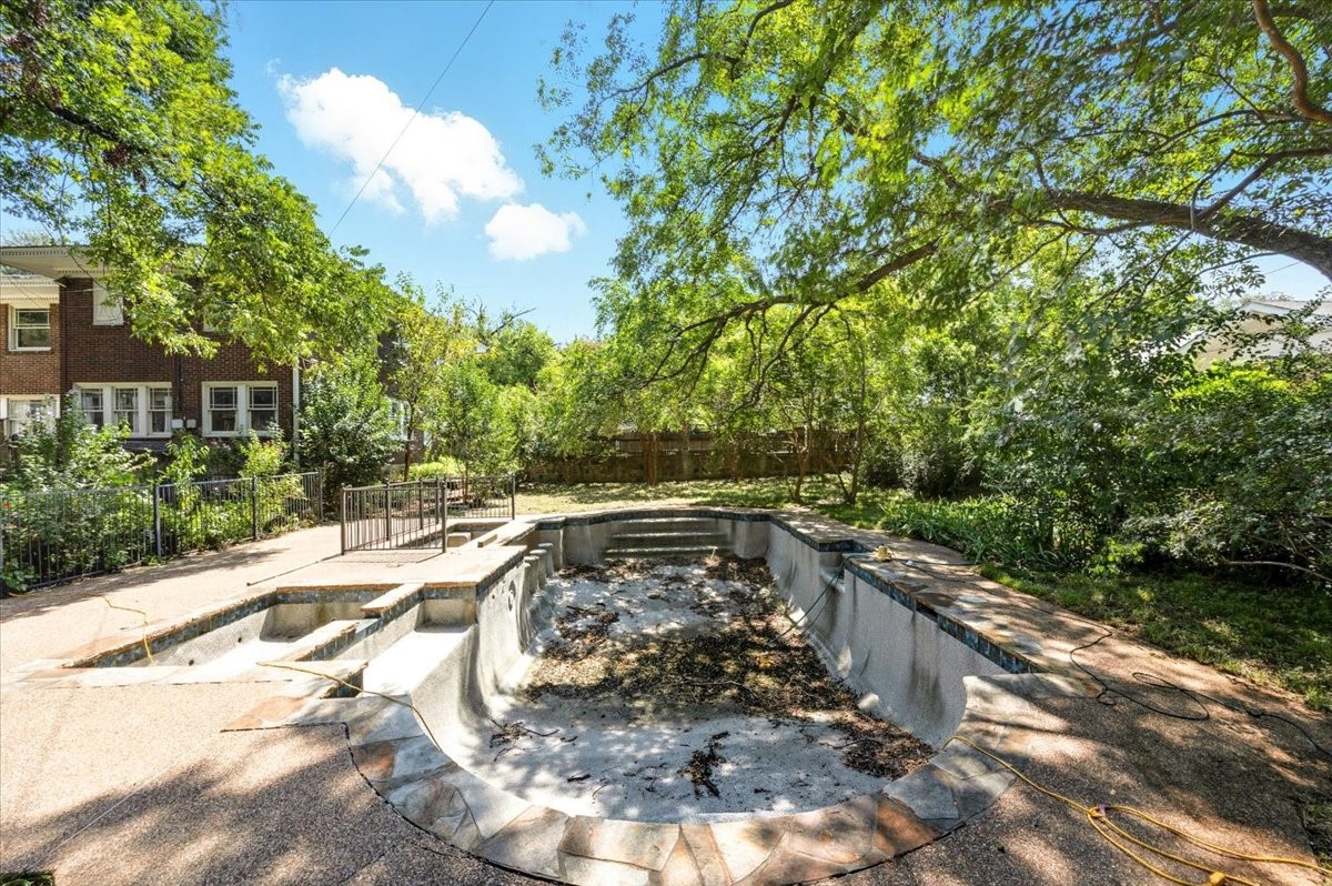 2328 Mistletoe Boulevard Fort Worth TX 76110