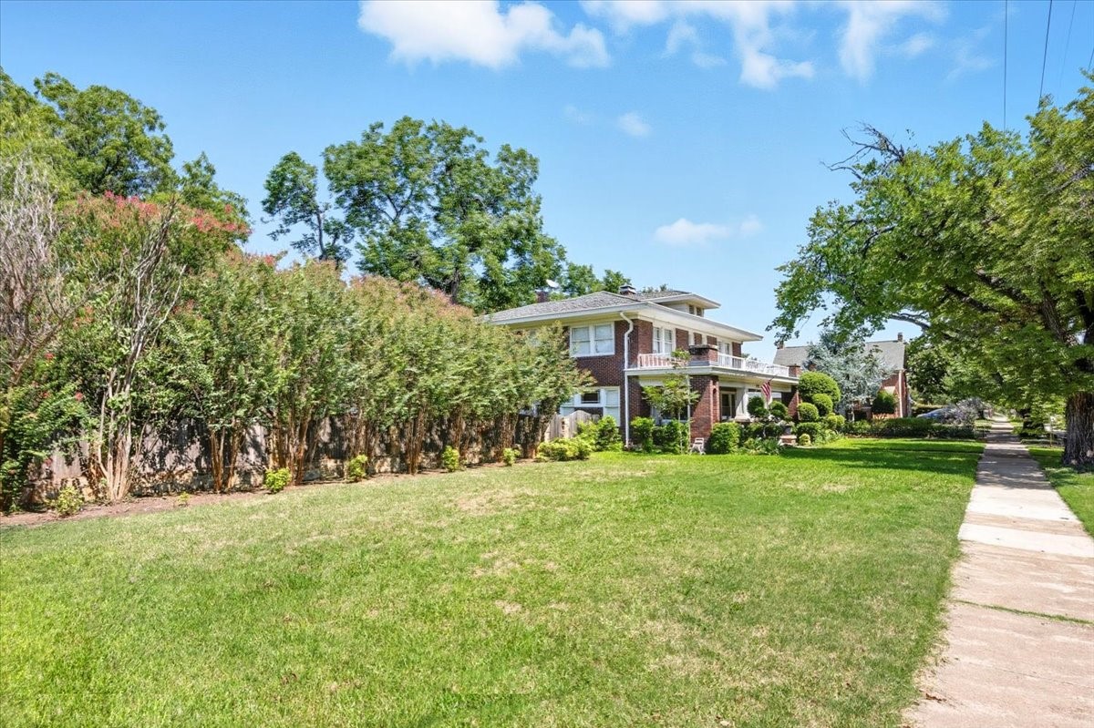 2328 Mistletoe Boulevard Fort Worth TX 76110