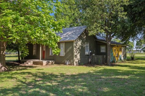 429 W Clifton Street Pilot Point TX 76258