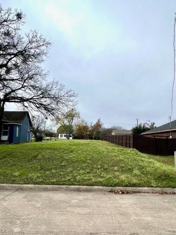 1303 N Shawnee Street Ennis TX 75119