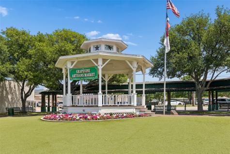 1110 S Pine Street Grapevine TX 76051