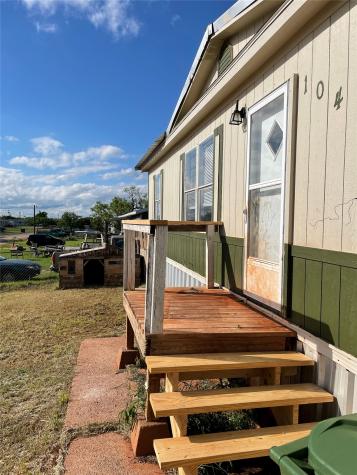 101 Seminole Street Tye TX 79563