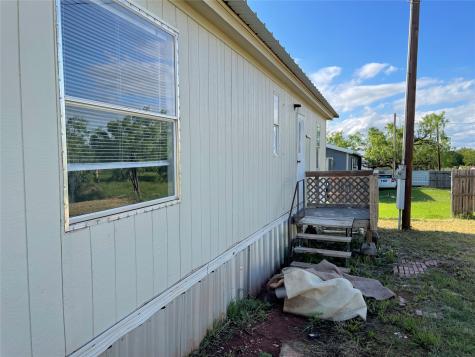 101 Seminole Street Tye TX 79563
