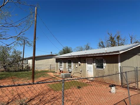 101 Seminole Street Tye TX 79563