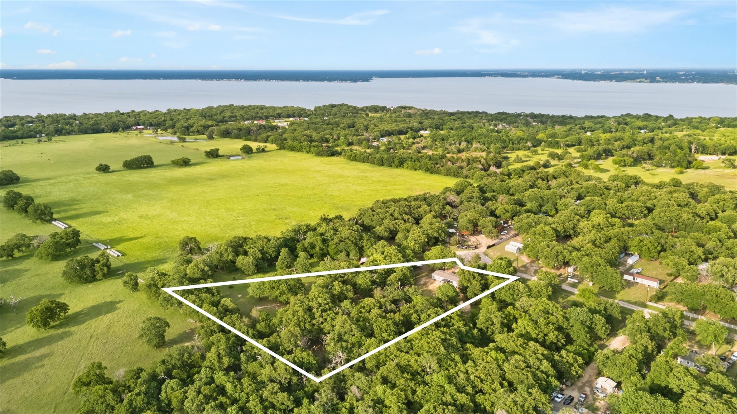 1334 E Woods Drive Kemp TX 75143