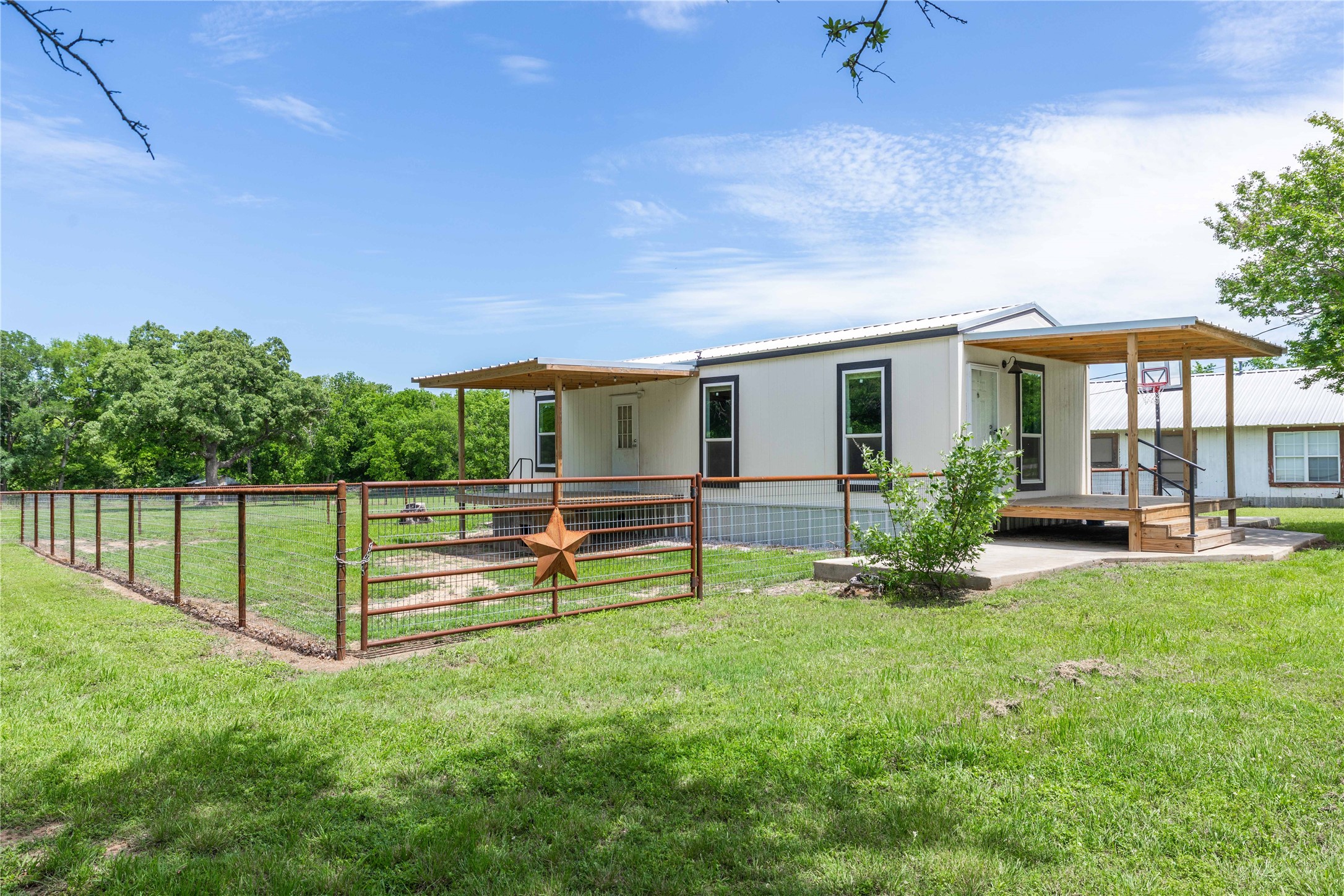 601 E Reynosa De Leon TX 76444