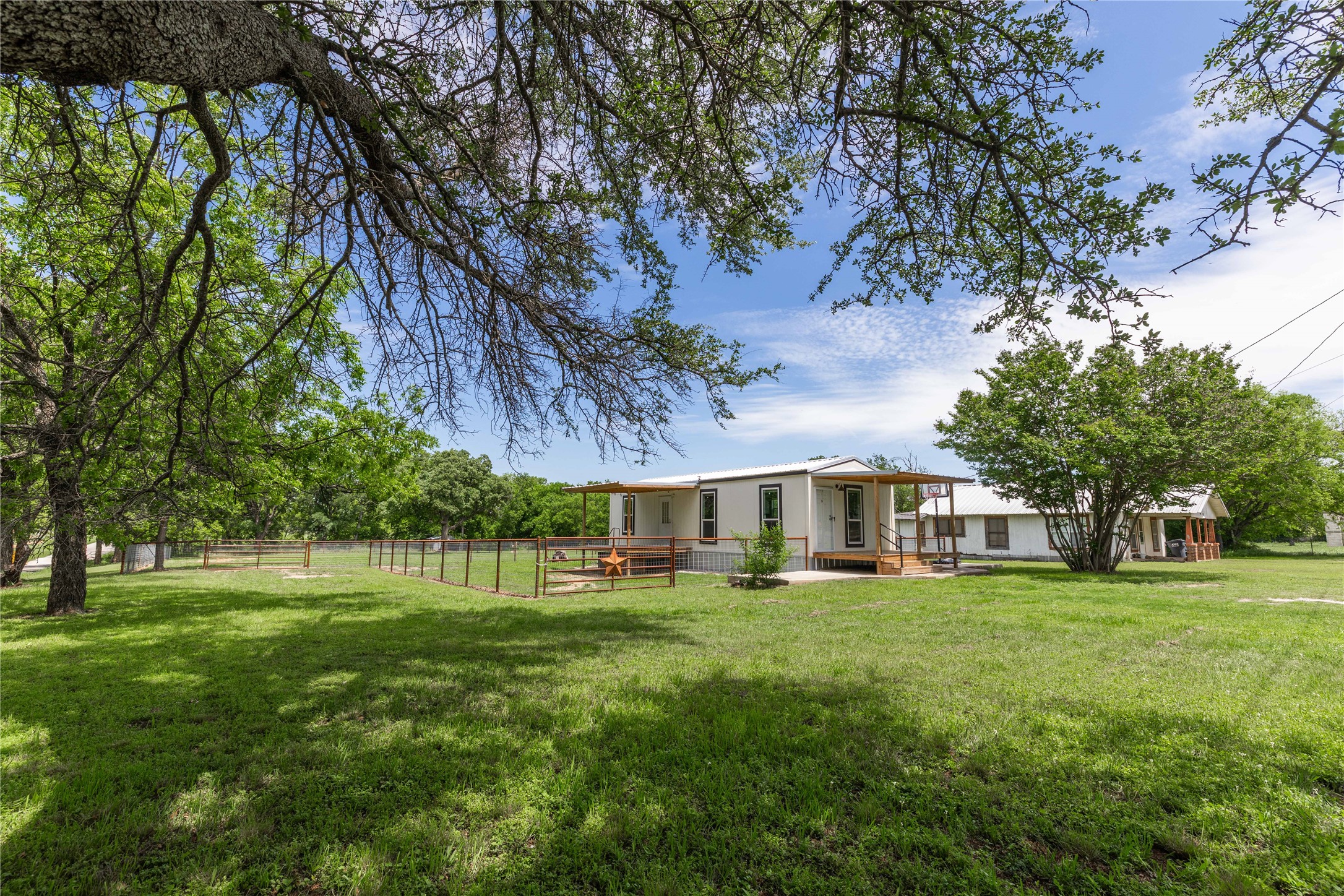 601 E Reynosa De Leon TX 76444