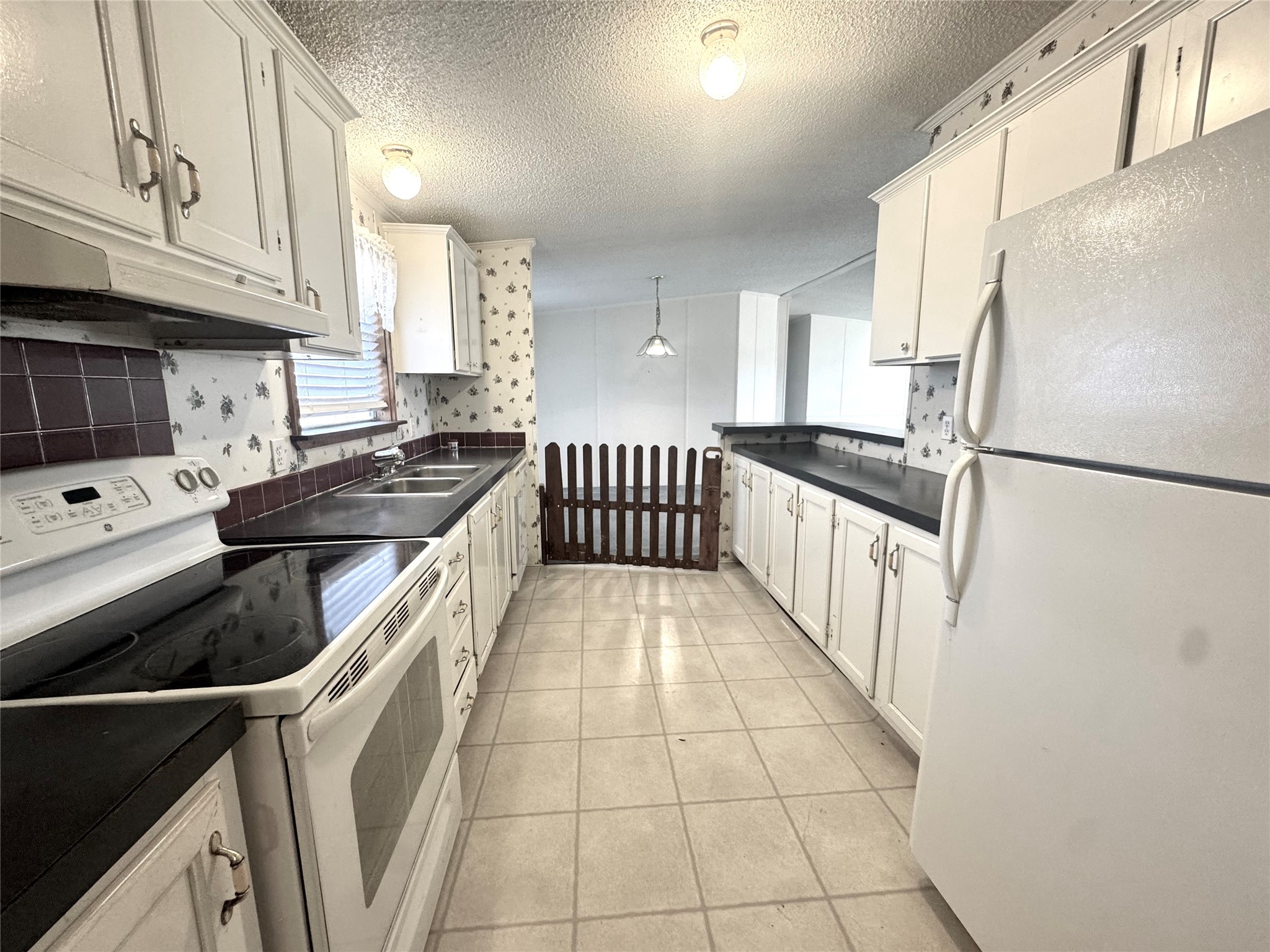 211 W F Munday TX 76371