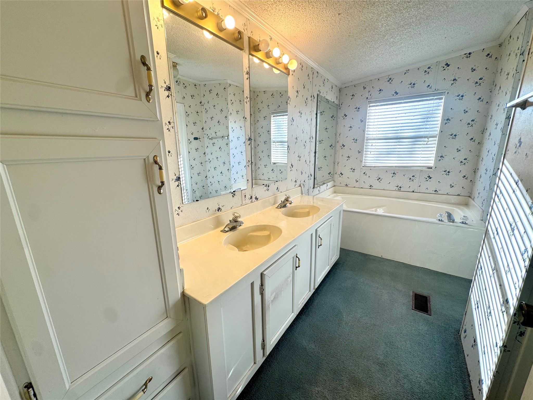 211 W F Munday TX 76371