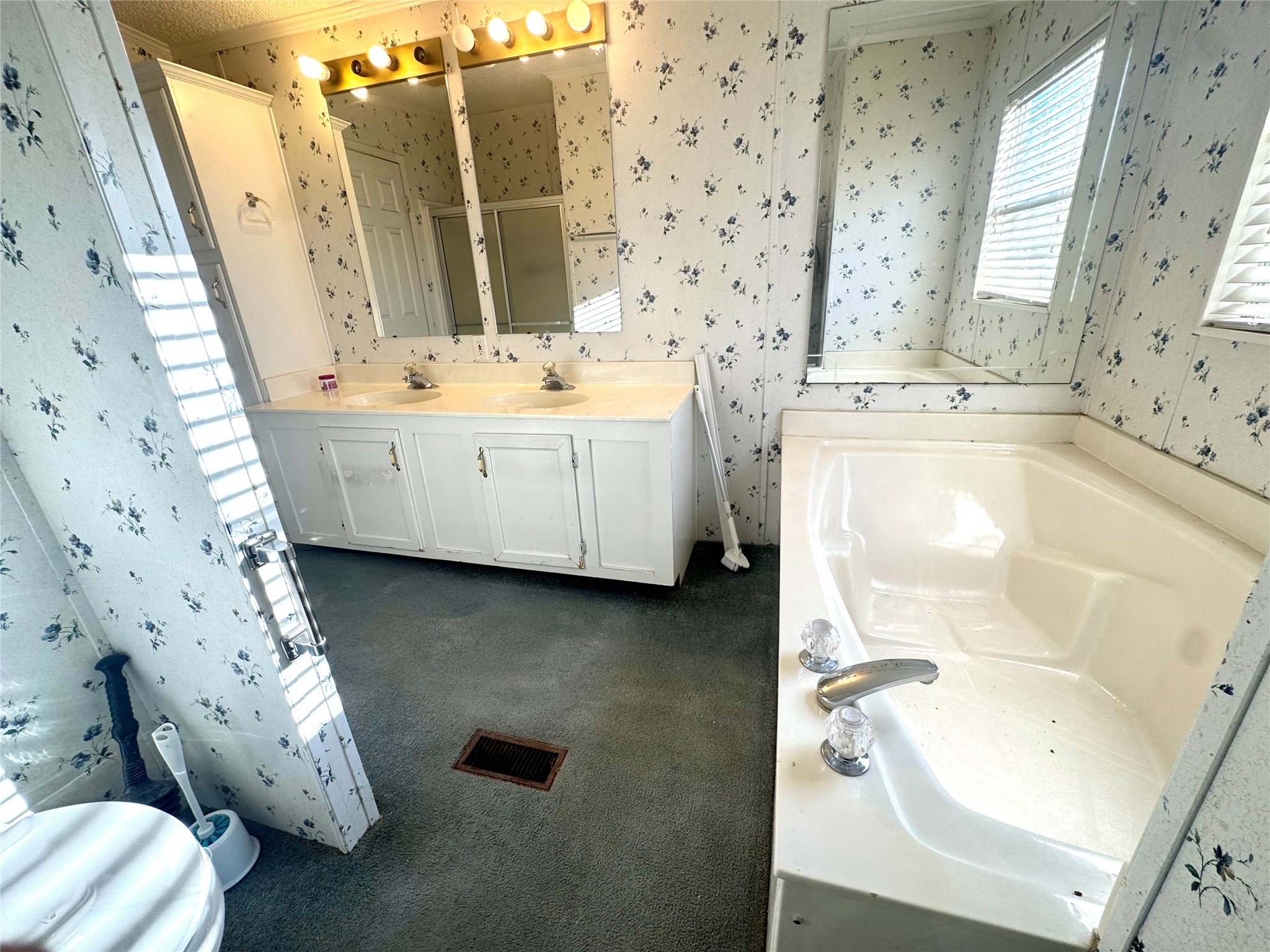 211 W F Munday TX 76371