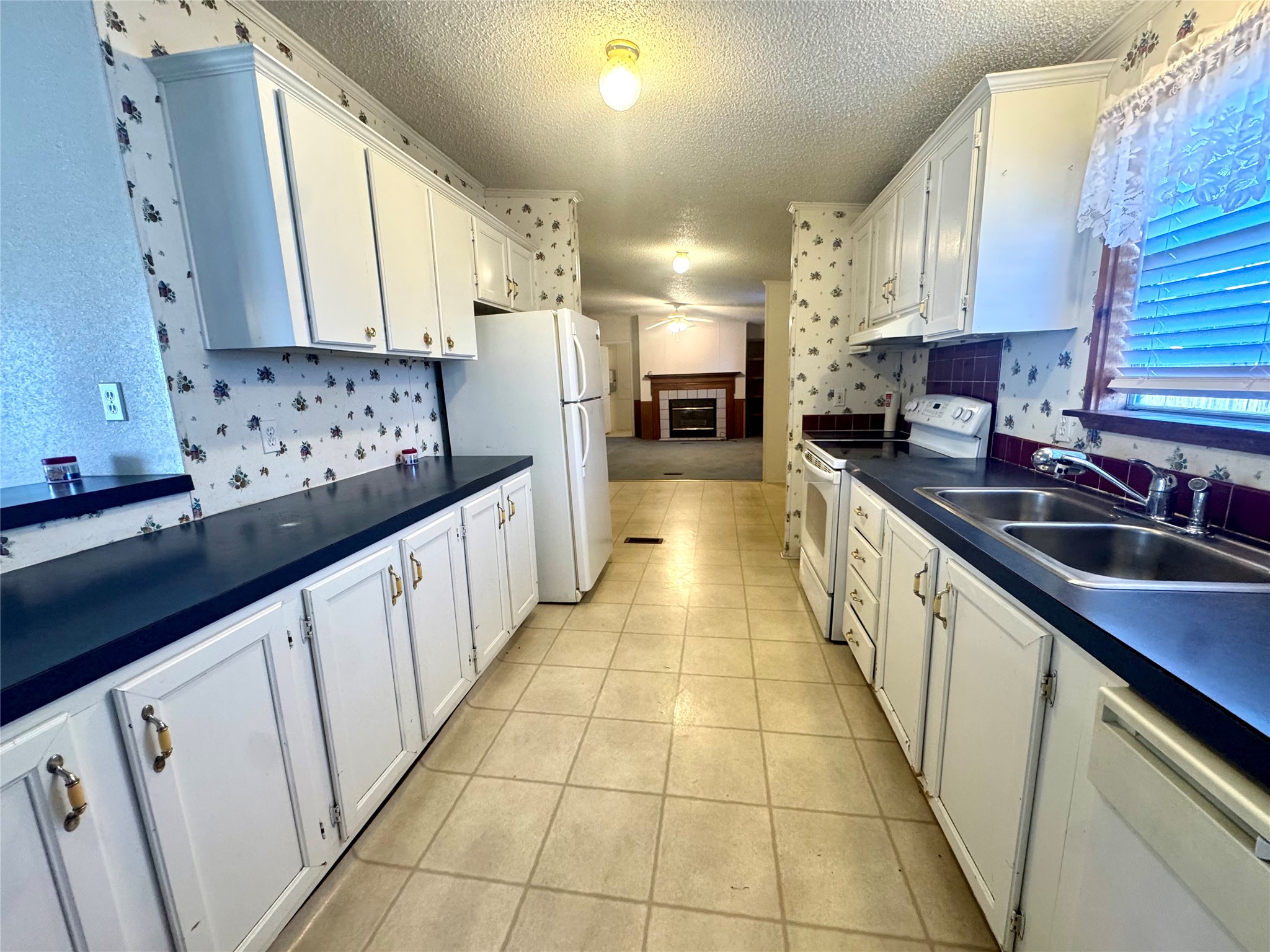 211 W F Munday TX 76371