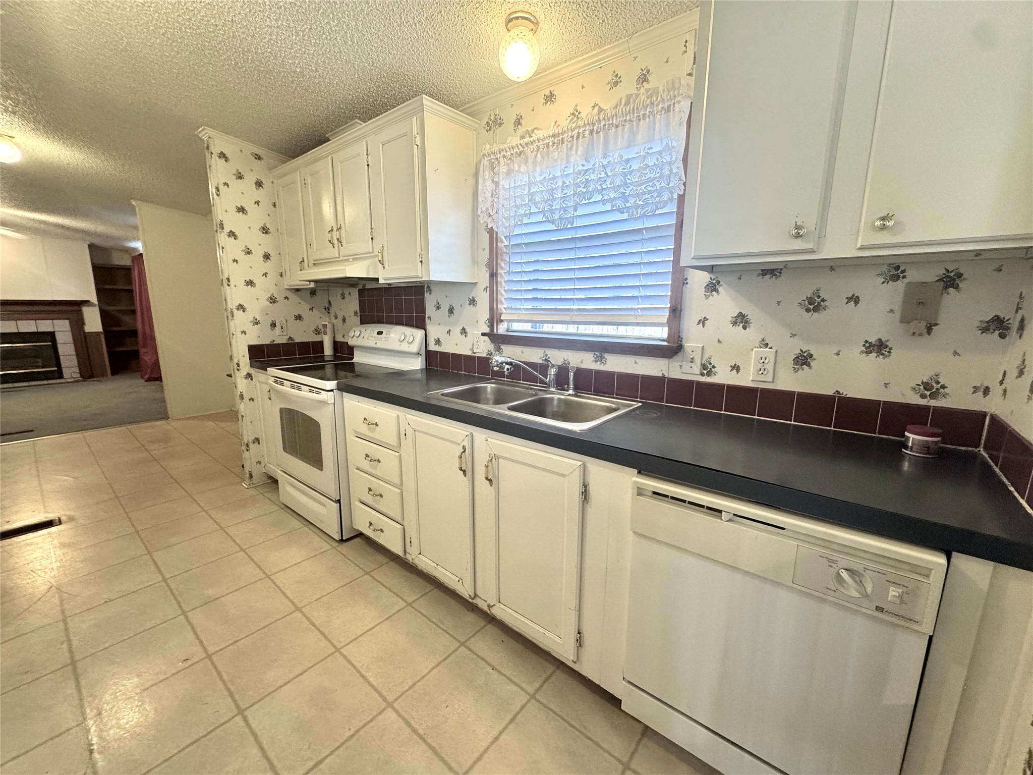211 W F Munday TX 76371