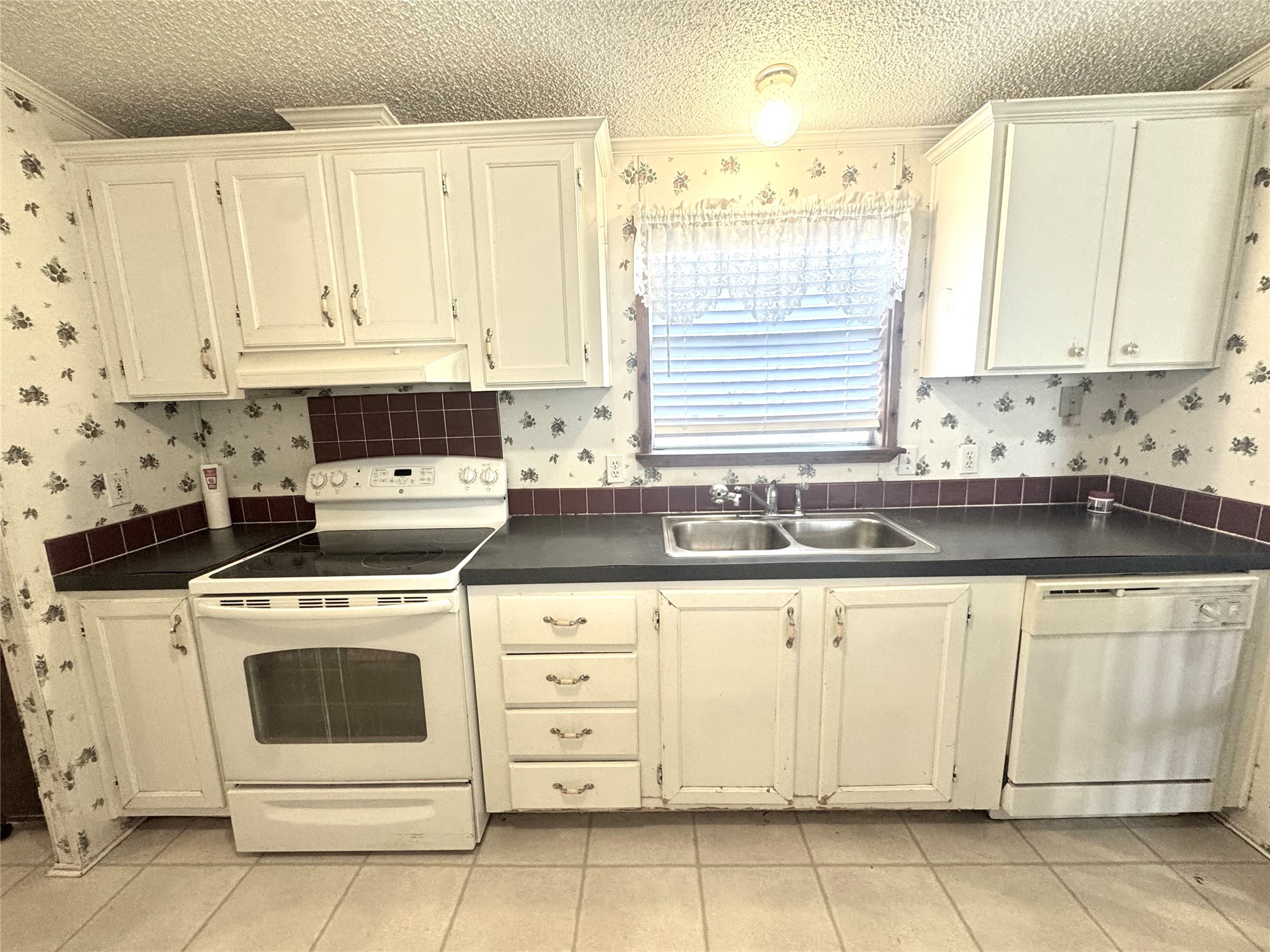 211 W F Munday TX 76371