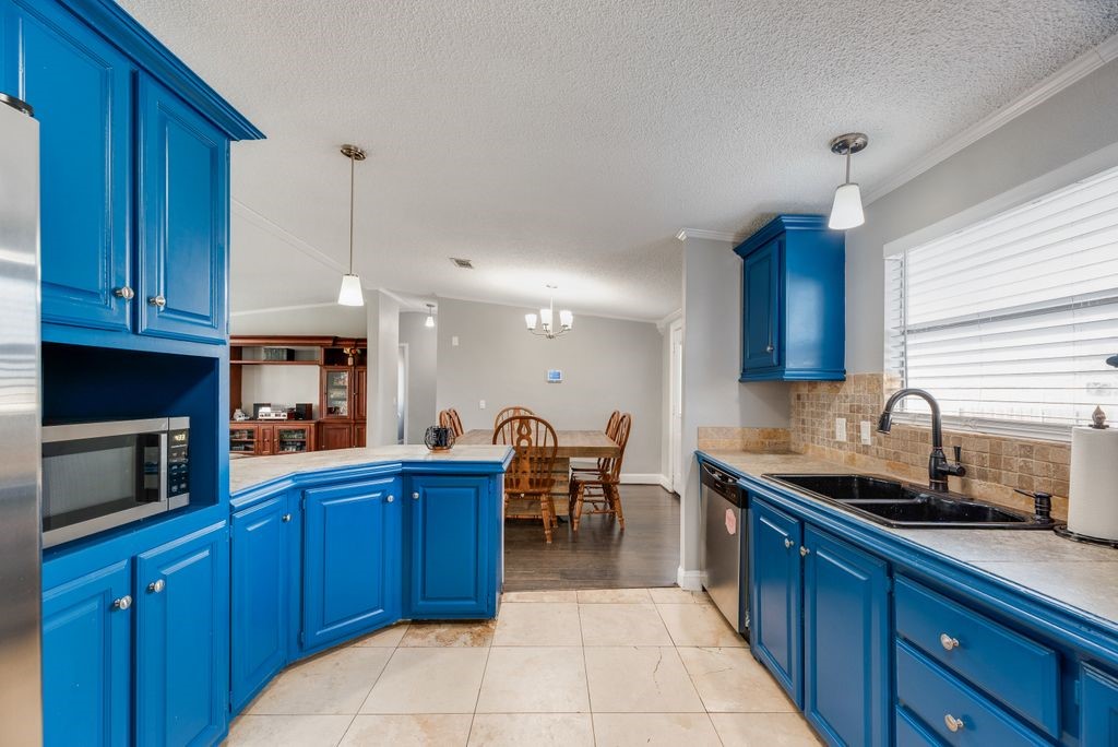 709 Ritchey Road Valley View TX 76272