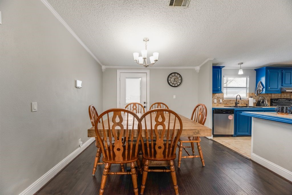 709 Ritchey Road Valley View TX 76272