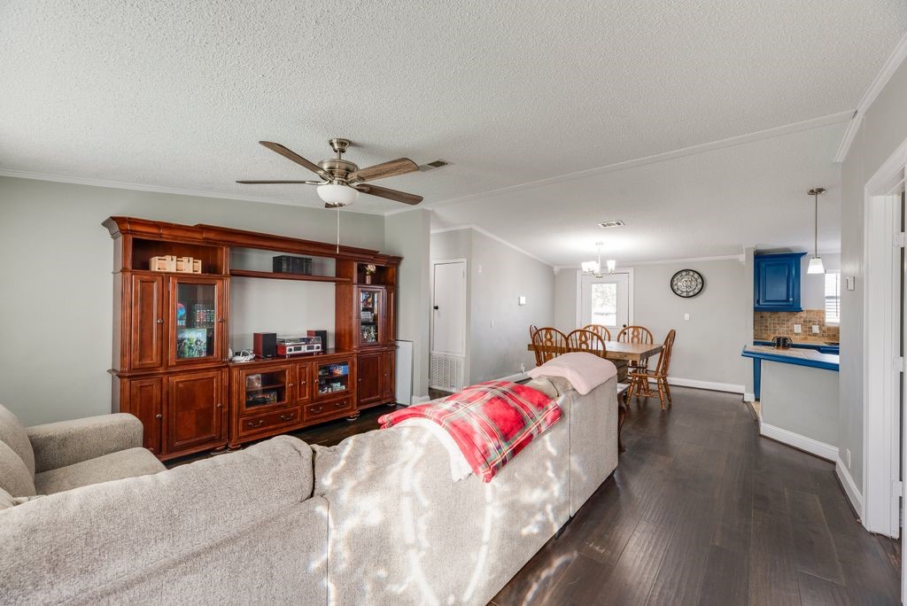 709 Ritchey Road Valley View TX 76272