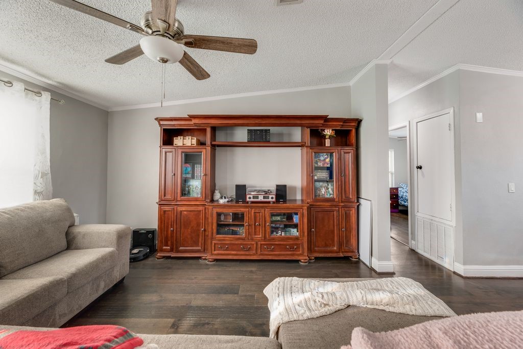 709 Ritchey Road Valley View TX 76272