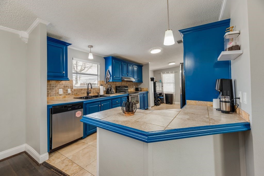 709 Ritchey Road Valley View TX 76272