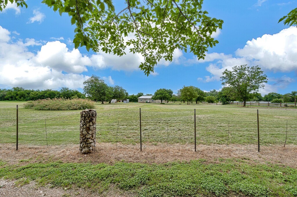 652 Middle Windsor Road Mcgregor TX 76657