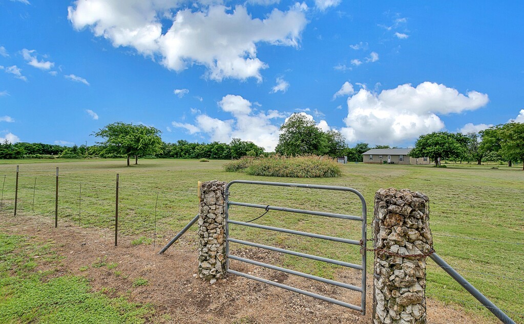 652 Middle Windsor Road Mcgregor TX 76657