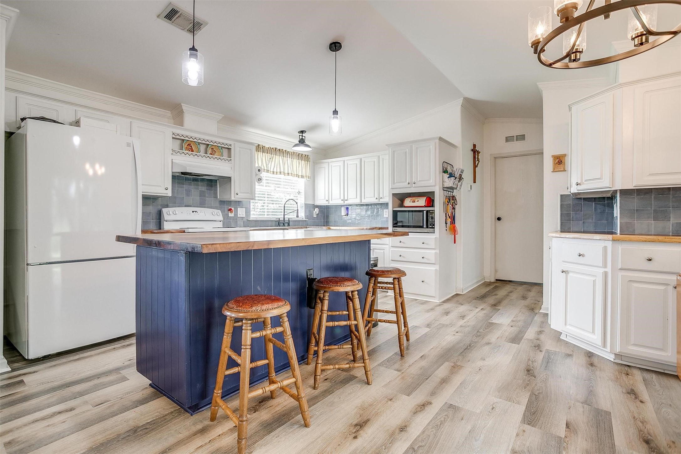 421 Red Bluff Circle Millsap TX 76066