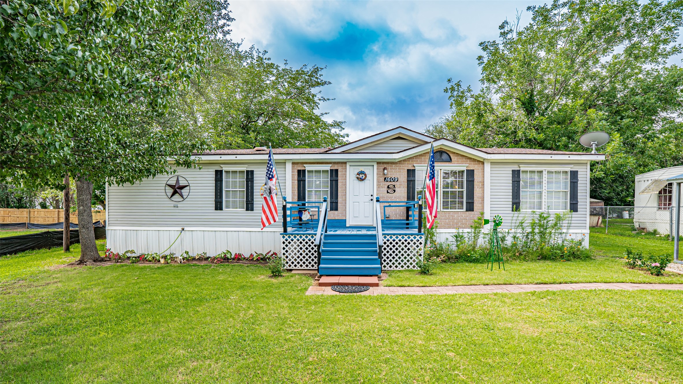 1609 Lands End Street Granbury TX 76048
